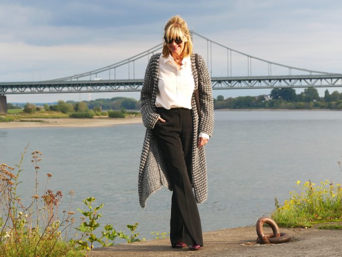 charismalook-lieblingsstück-mode-schlaghose-seidenblus-strickmantel