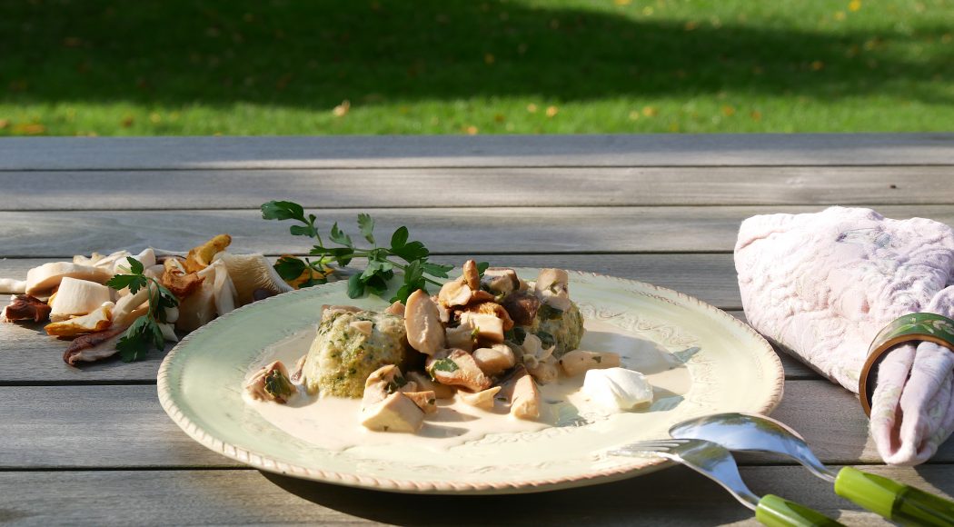 charismalook-pilzzeit-semmelknödel-petersilie-serviette-besteck-foodrezept-beitragsbild