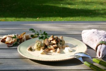 charismalook-pilzzeit-semmelknödel-petersilie-serviette-besteck-foodrezept-beitragsbild