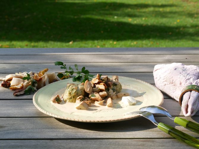 charismalook-pilzzeit-semmelknödel-petersilie-serviette-besteck-foodrezept-beitragsbild