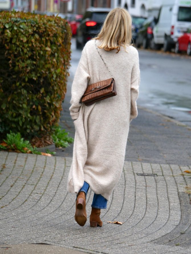 charismalook-extralange-silhouette-mode-cardigan-creme-jeans-tasche-blond
