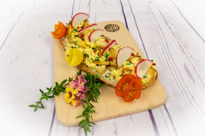 charismalook-pilzzeit-foodrezept-rührei-mit-steinpilzen-brot