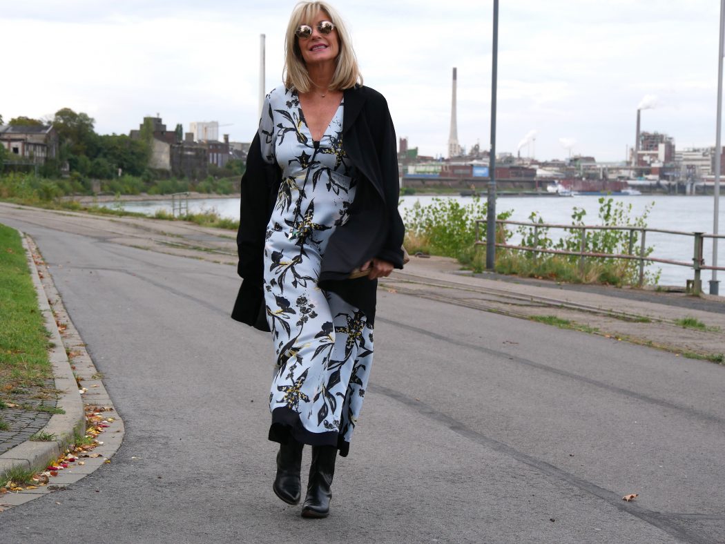 charismalook-soul-fashion-mode-seidenkleid-himmelblau-mode-schwarz-mantel