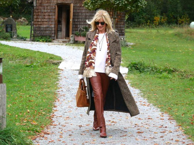 charismalook-camel-mode-lederhose-pulli-mantel-blond