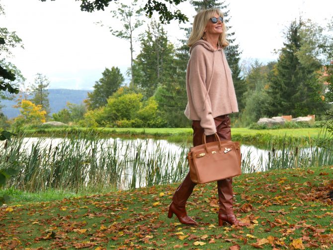 charismalook-camel-mode-lederhose-pulli-blond