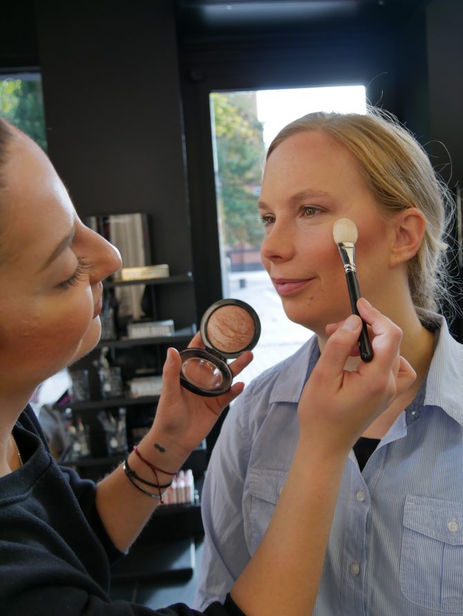 charismalook-vorher-nachher-make-up-beauty-rouge-auftragen