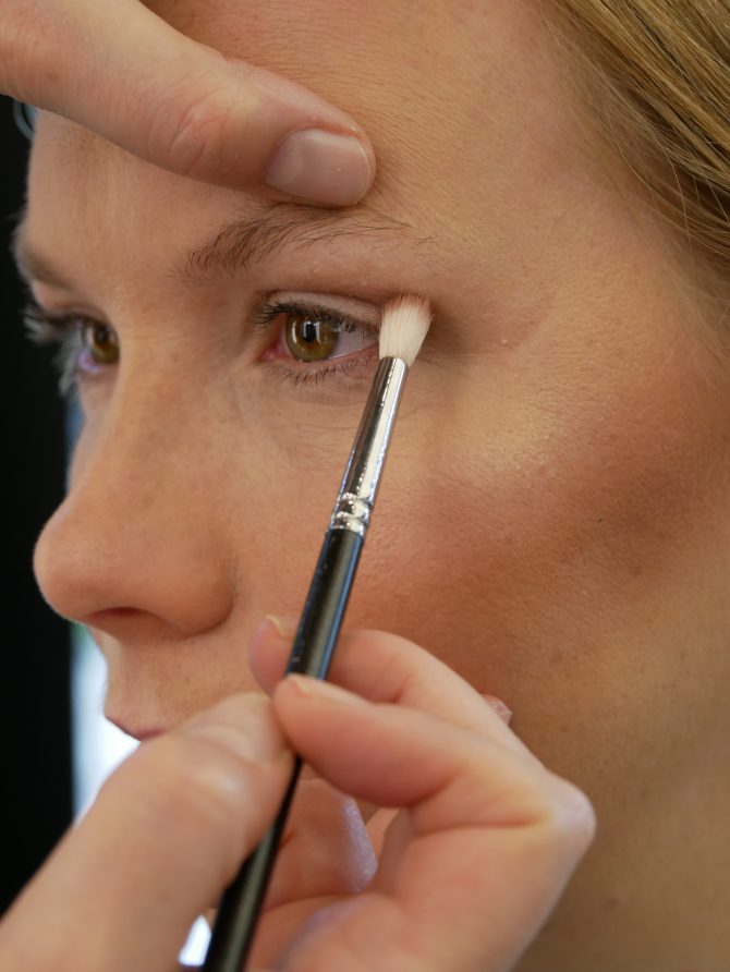 charismalook-vorher-nachher-make-up-lidschatten-malen