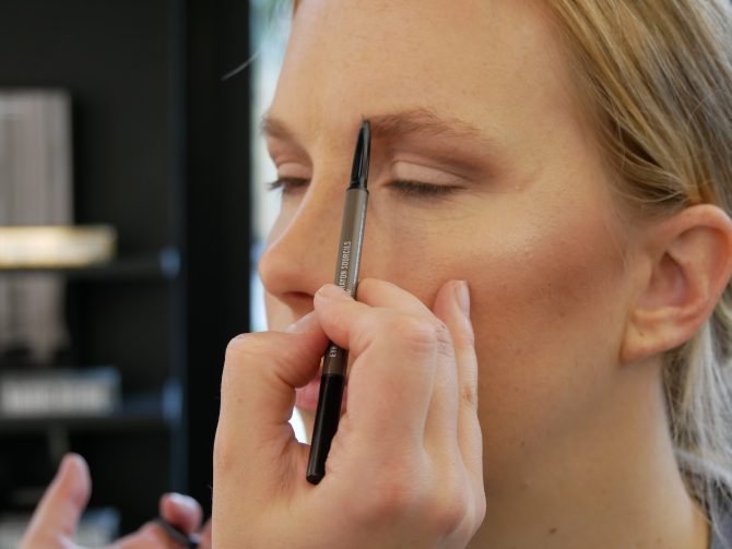 charismalook-vorher-nachher-make-up-augenbrauen-malen-schönsein