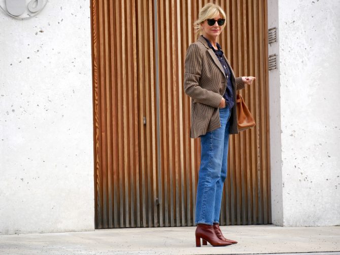 charismalook-lieblingsjeans-mode-blazer-boots-blond