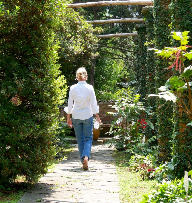 charismalook-lieblingsjeans-mode-weiße-bluse-garten-tropisch