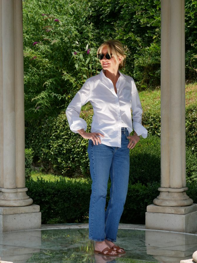 charismalook-lieblingsjeans-mode-bluse-weiß-sandalen-blond