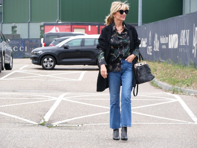 charismalook-lieblingsjeans-mode-mantel-schwarz-bluse-boots