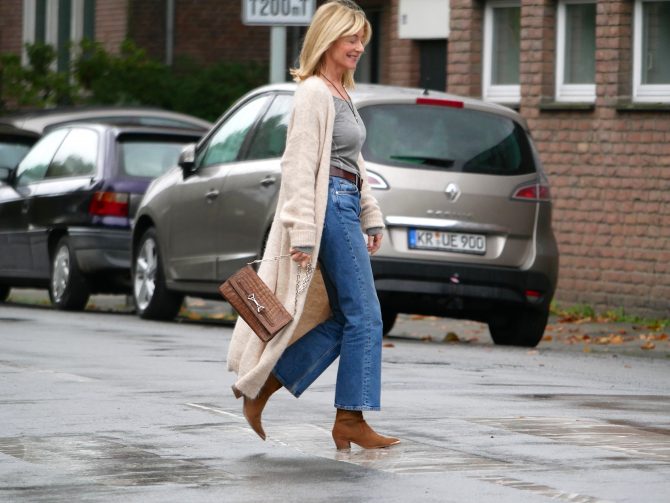 charismalook-lieblingsjeans-mode-strickmantel-boots-blond