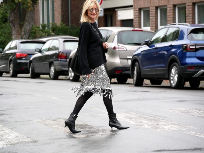 charismalook-pailletten-mode-pullover-schwarz-boots-sonnenbrille-blond