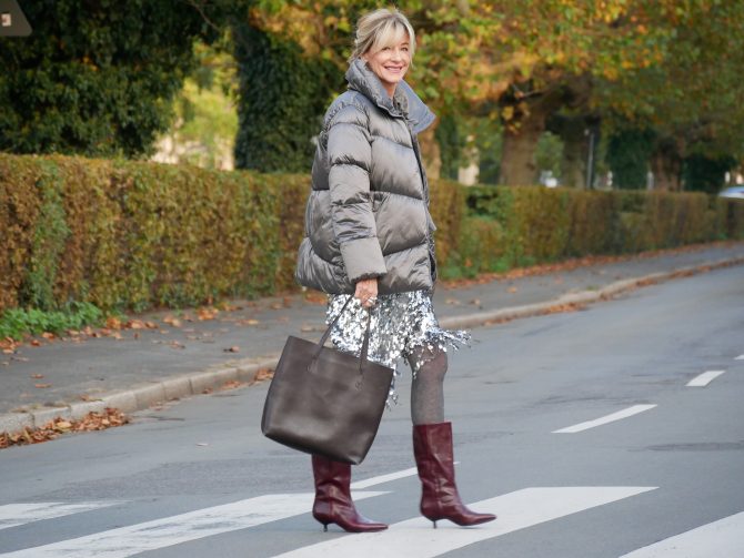 charismalook-pailletten-mode-rock-bluse-daunenjacke-grau-blond