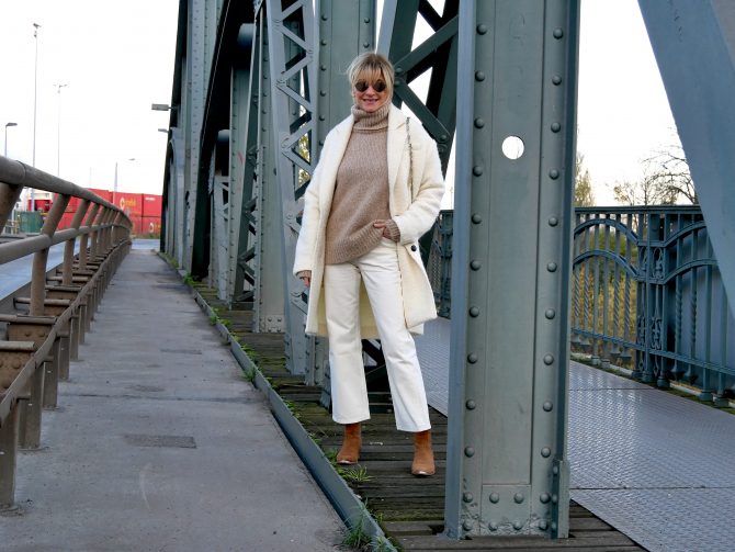 charismalook-lieblingsjeans-mode-weiße-jeans-rollkragen-boots