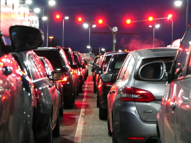 charismalook-sylt-autoreisezug-abfertigung-autos-abends