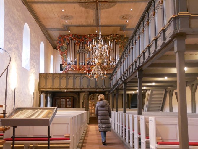 charismalook-sylt-kirche-keitum-innenraum-holzbänke-orgel