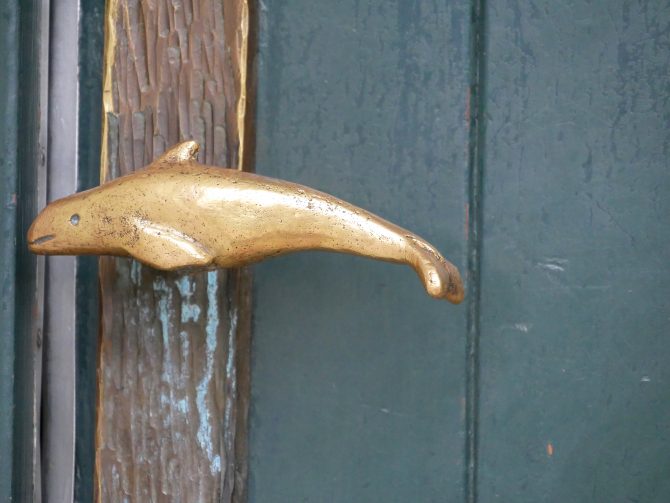 charismalook-sylt-keitum-kirche-türgriff-fisch