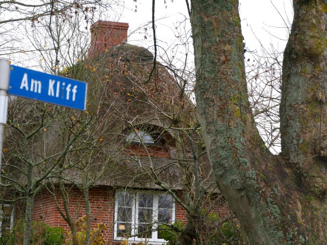 charismalook-sylt-reetdach-haus-winter