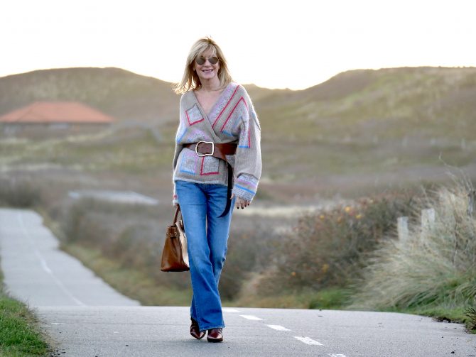 charismalook-stimmungsmacher-mode-beauty-blond-dünen-ethno-trend-jeans