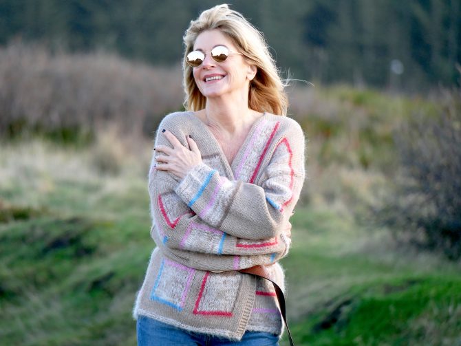 charismalook-stimmungsmacher-mode-beauty-blond-sonnenbrille-gürtel-ethno-trend