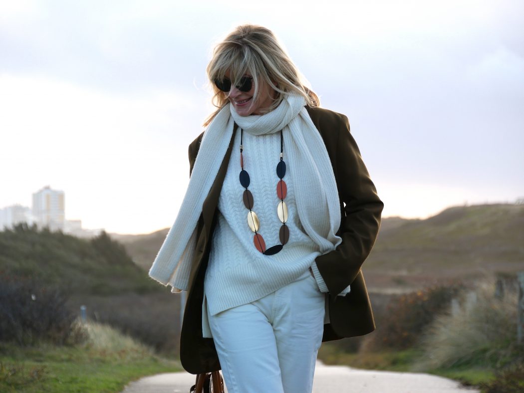 charismalook-stimmungsmacher-mode-beauty-weiß-trend-blond-haare