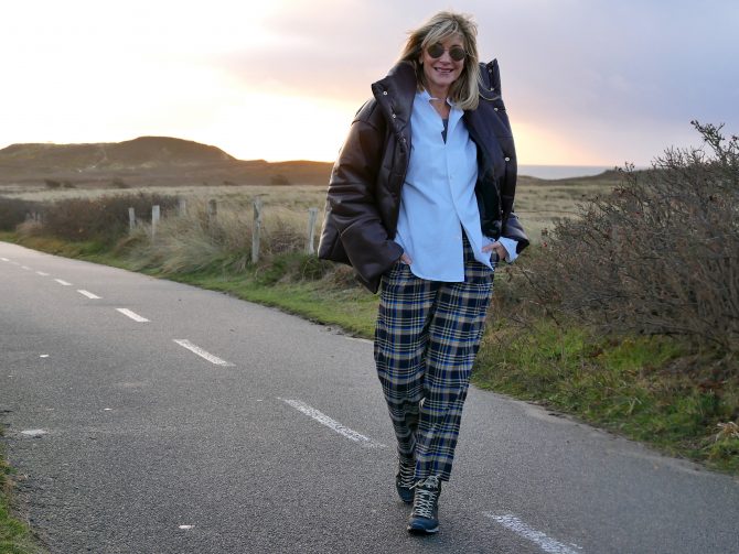 charismalook-stimmungsmacher-mode-beauty-karohose-jacke-winter-blond