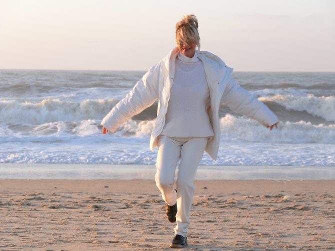 charismalook-stimmungsmacher-mode-beauty-tipps-blond-meer-strand