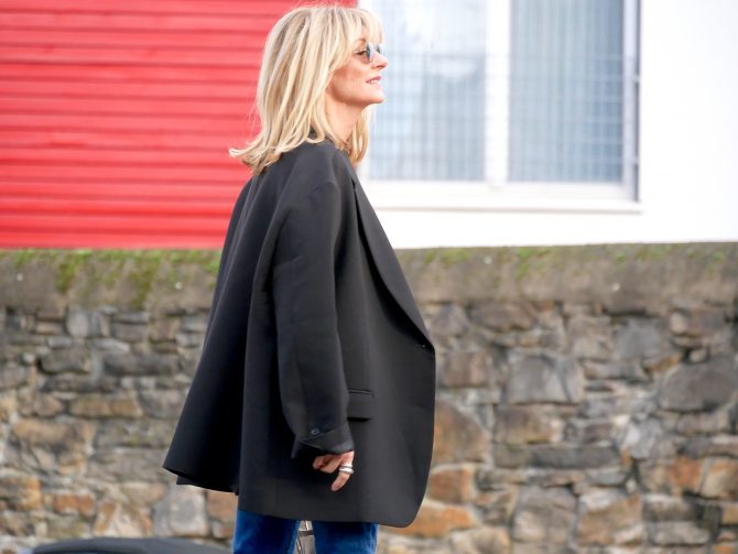 charismalook-oversize-blazer-schwarz-mode-blond-sonnenbrille
