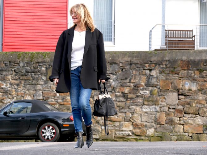 charismalook-oversize-blazer-shirt-weiß-jeans-blond