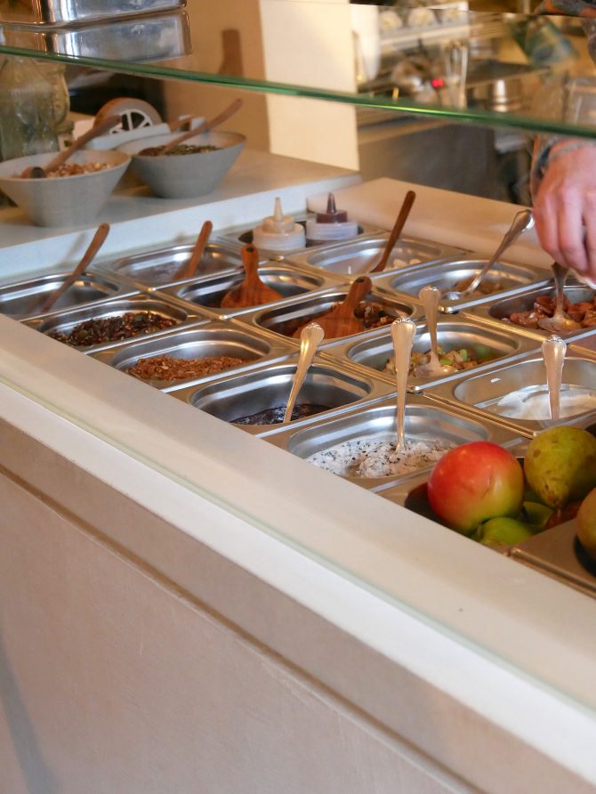 charismalook-porridge-toppings-café-vegan-ernährung