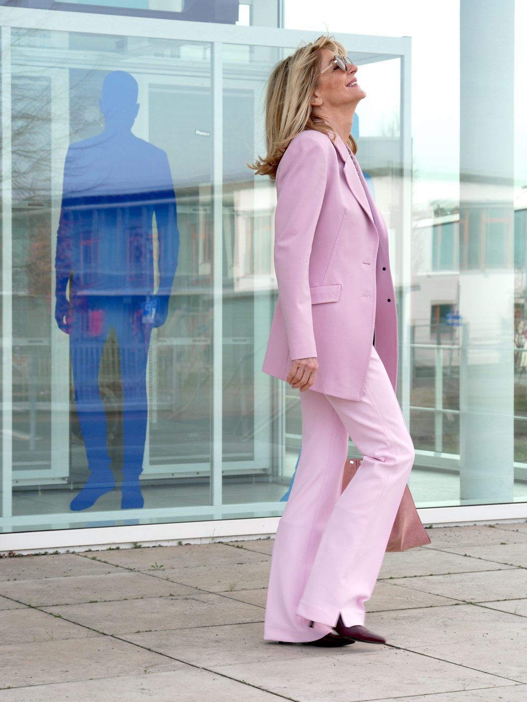 charismalook-rosa-anzug-blond-mode-styling