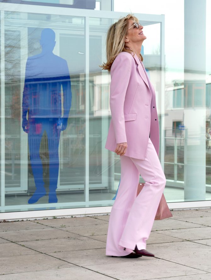 charismalook-rosa-anzug-blond-mode-styling