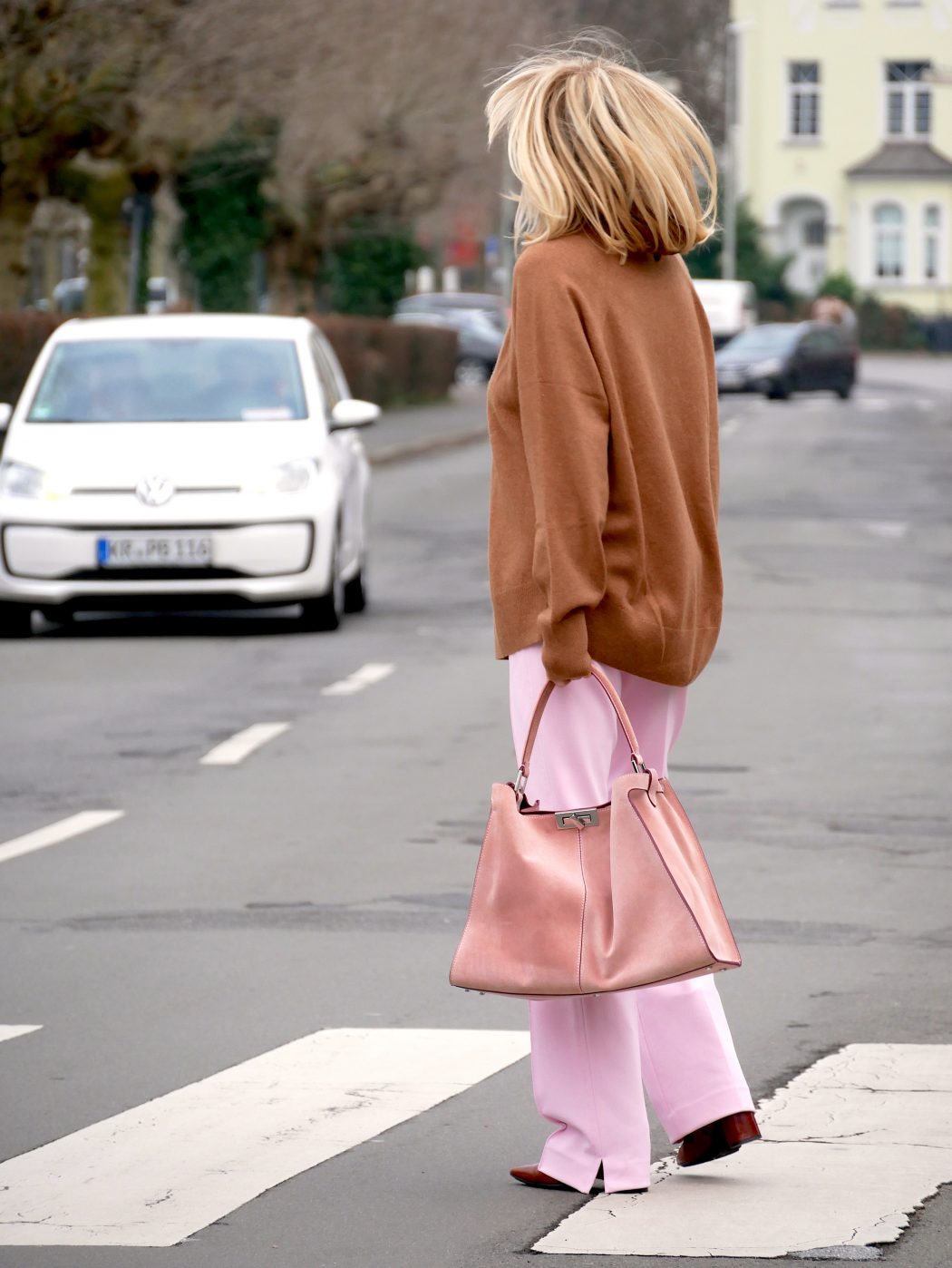 charismalook-rosa-hose-camel-pulli-tasche