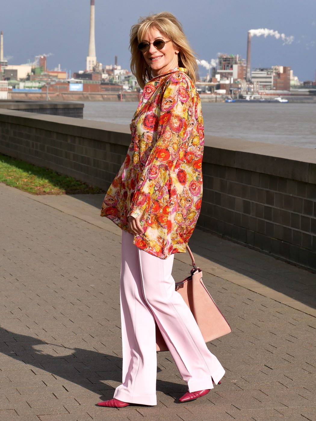 charismalook-rosa-hose-mode-beauty-blond-styling