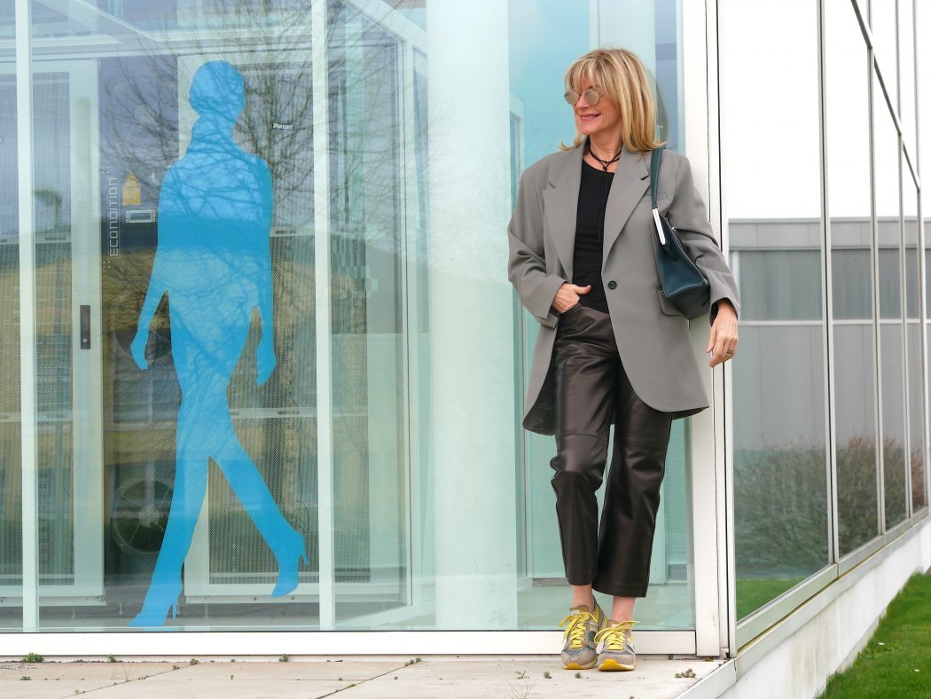 charismalook-lederhose-schwarz-turnschuh-blazer-oversize-mode