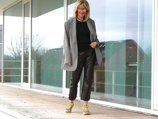 charismalook-lederhose-schwarz-blazer-oversize-grau-turnschuh-sneaker