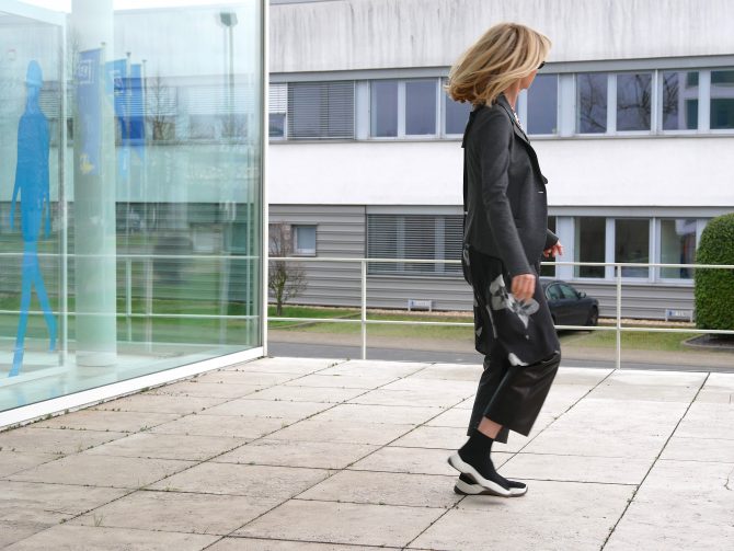 charismalook-lederhose-schwarz-kleid-blazer-mode-blond