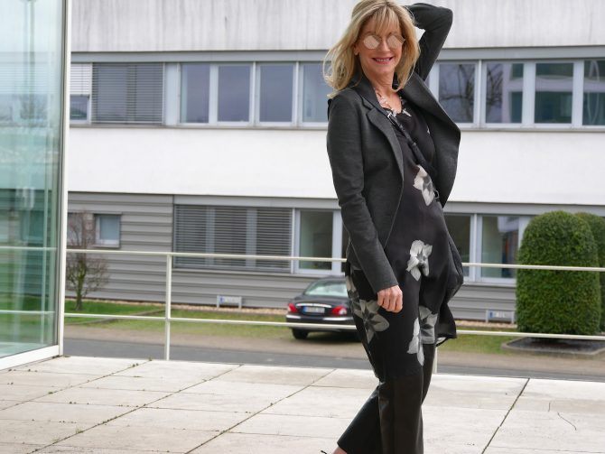 charismalook-lederhose-schwarz-kleid-blazer-blond-mode