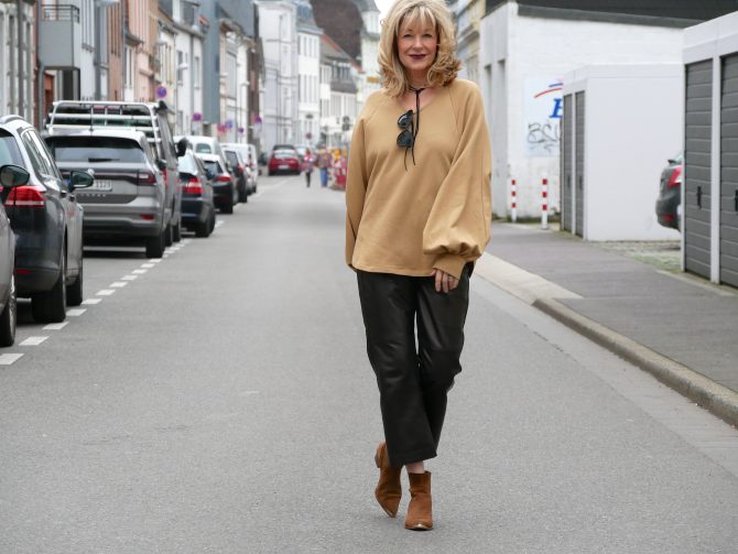 charismalook-lederhose-schwarz-styling-mode-sweatshirt