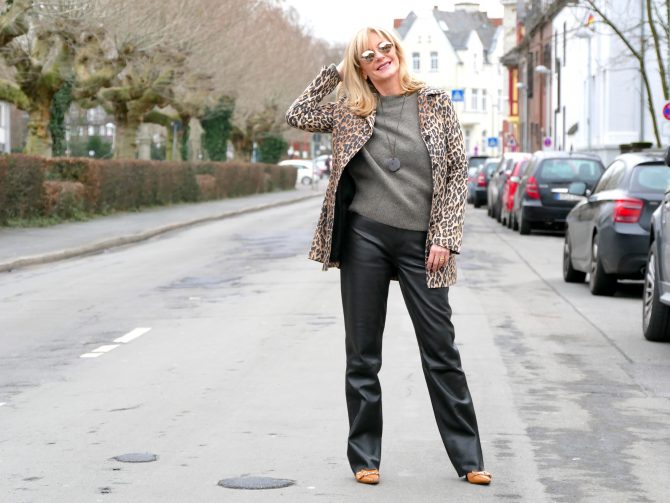 charismalook-lederhose-schwarz-pullover-blazer-blond-mode