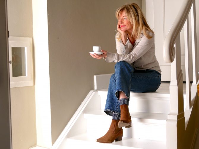 charismalook-corona-mode-beauty-blond-jeans-pulli-beige-stiefel