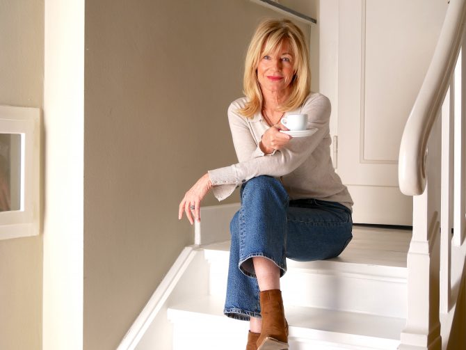 charismalook-corona-jeans-beige-pulli-stiefel-mode-beauty