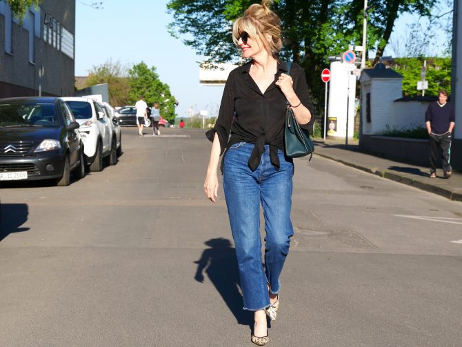 charismalook-jeans-report-momfit-jeans-blau-bluse-schwarz