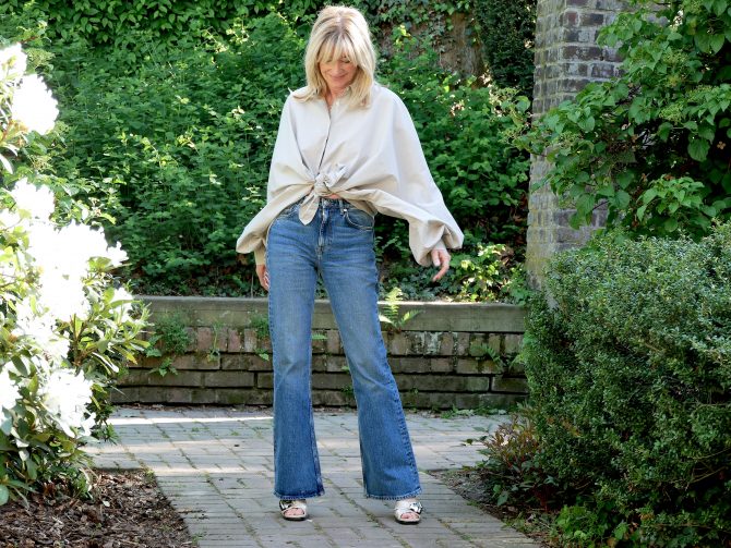 charismalook-jeans-report-mode-flaredjeans-blau-oversizehemd