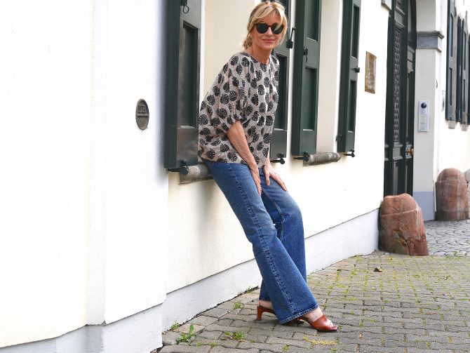 charismalook-bluse-mode-outfit-styling-jeans-print-sommer