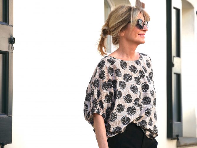 charismalook-bluse-mode-styling-outfit-blond-haare-print