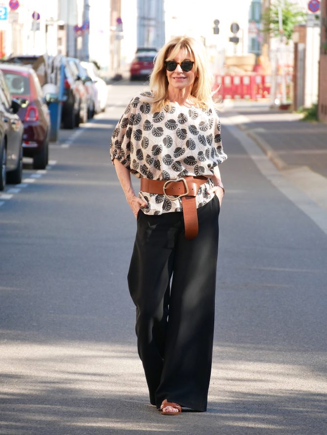 charismalook-bluse-mode-outfit-styling-print-gürtel
