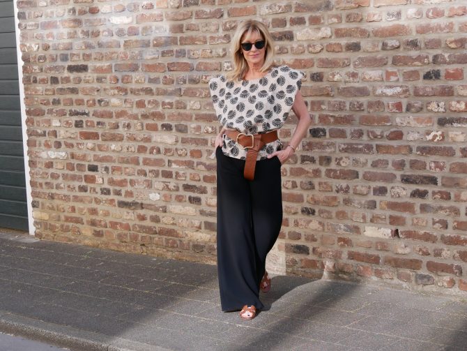 charismalook-bluse-mode-outfit-gürtel-schwarz-hose